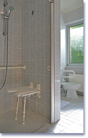 Barrierefreies Gästezimmer - Badezimmer - Dusche mit Klappsitz