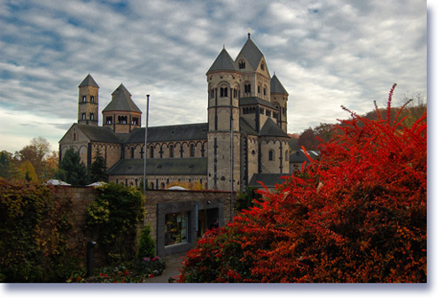 Abtei und Benediktiner Kloster Maria Laach am Laacher See im Herbst