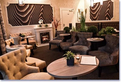 Gemütliche Lounge mit Kamin am Abend im Hotel HANSA Mendig / Laacher See