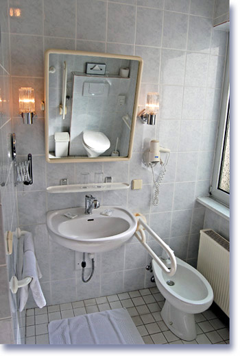Barrierefreies Gstezimmer - Badzeimmer - unterfahrbares Waschbecken mit Kippspiegel, Haltgriffen