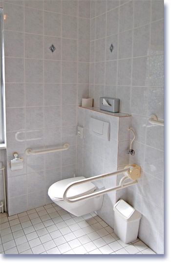 Barrierefreies Gstezimmer - Badezimmer - WC mit Haltegriffen